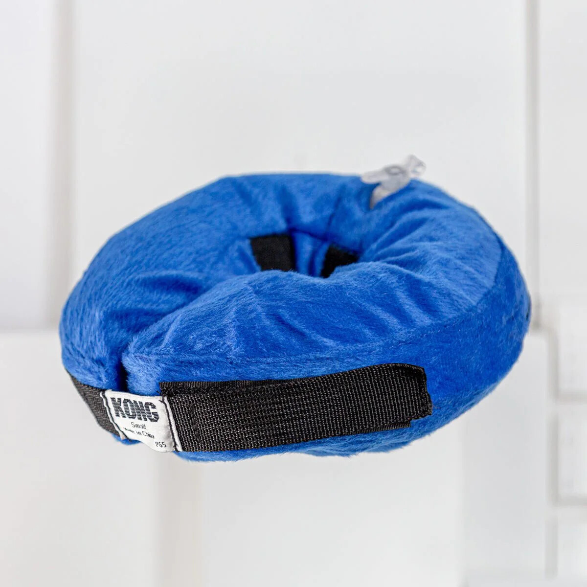 https://admins.bertasnams2.webplace.lv/storage/media/18300/035585081328_1_KONG-CLOUD-pēcoperācijas-apkakle-suņiem-un-kaķiem-piepūšama-ar-flīsa-apvalku-zila-15-20-cm-XS.jpg