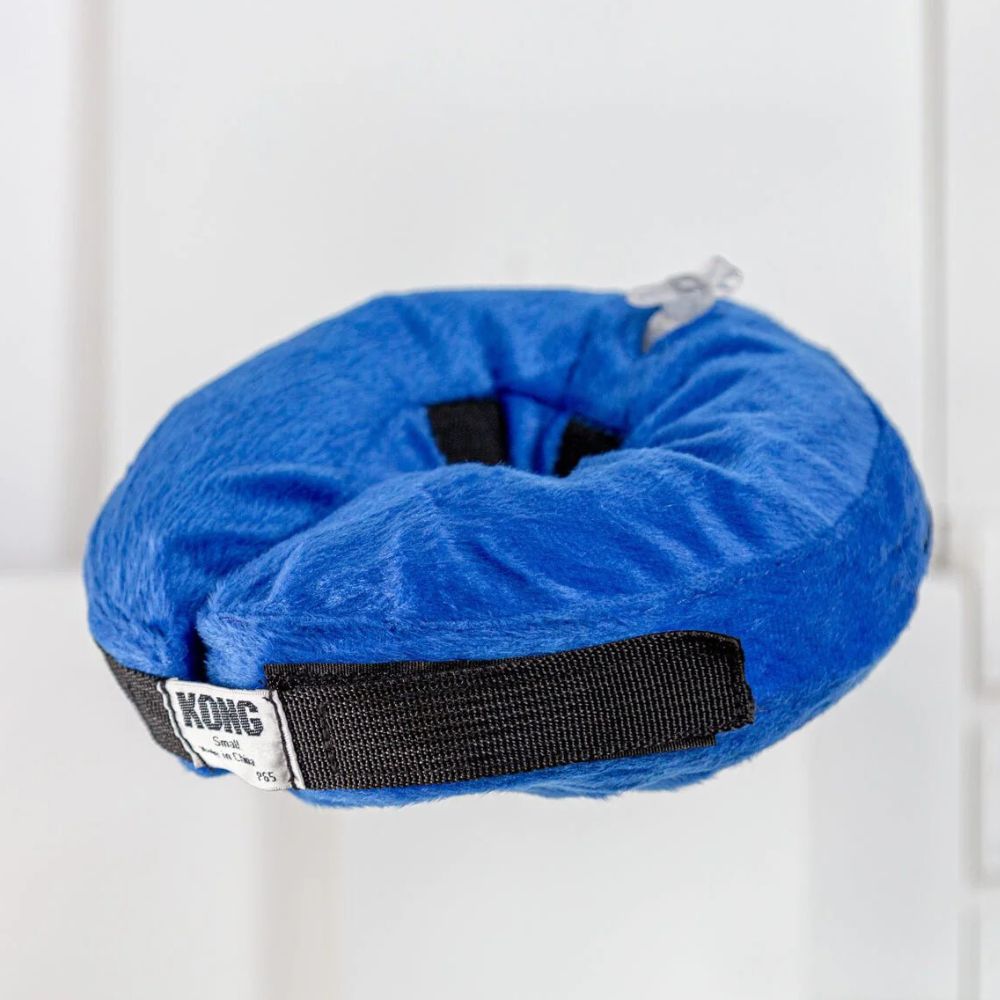 https://admins.bertasnams2.webplace.lv/storage/media/7190/035585081359_2_KONG-CLOUD-pēcoperācijas-apkakle-suņiem-piepūšama-ar-flīsa-apvalku-zila-38-51-cm-L.jpg